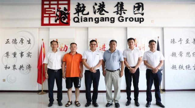 集團(tuán)領(lǐng)導(dǎo)與蒞臨專(zhuān)家合影